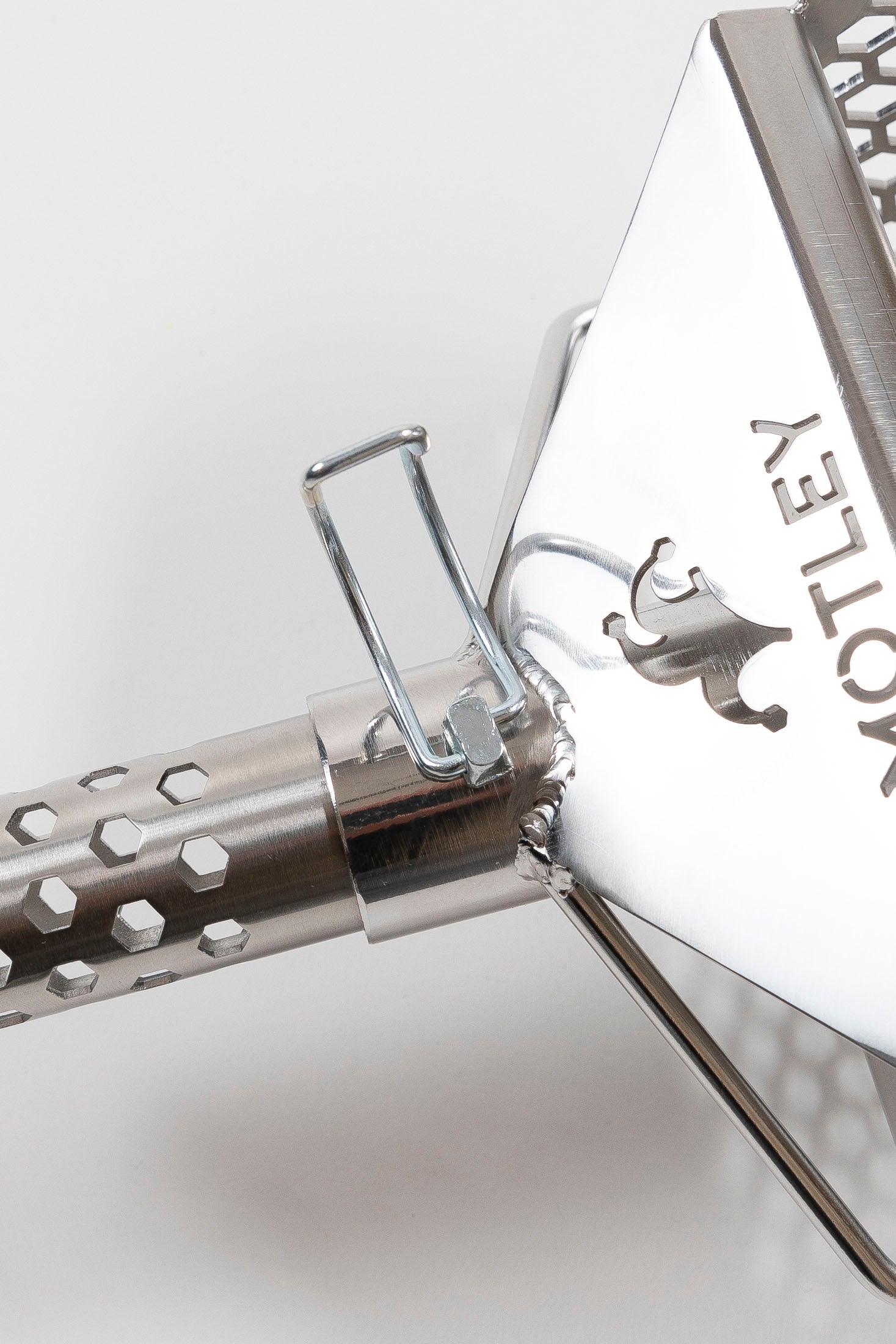 Motley one-pin lock joining the steel handle to the beach scoop basket