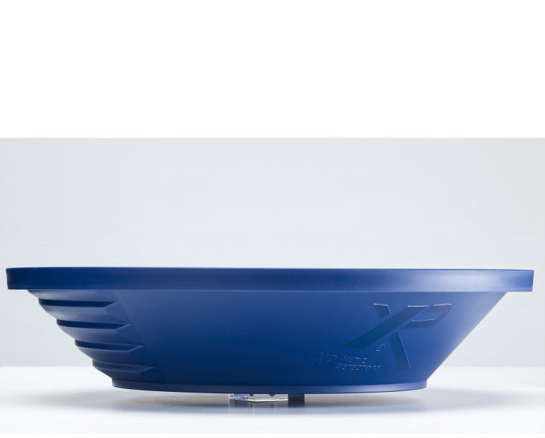 Side profile of the XP 37 cm (15 in) blue gold pan showing the wide flat base