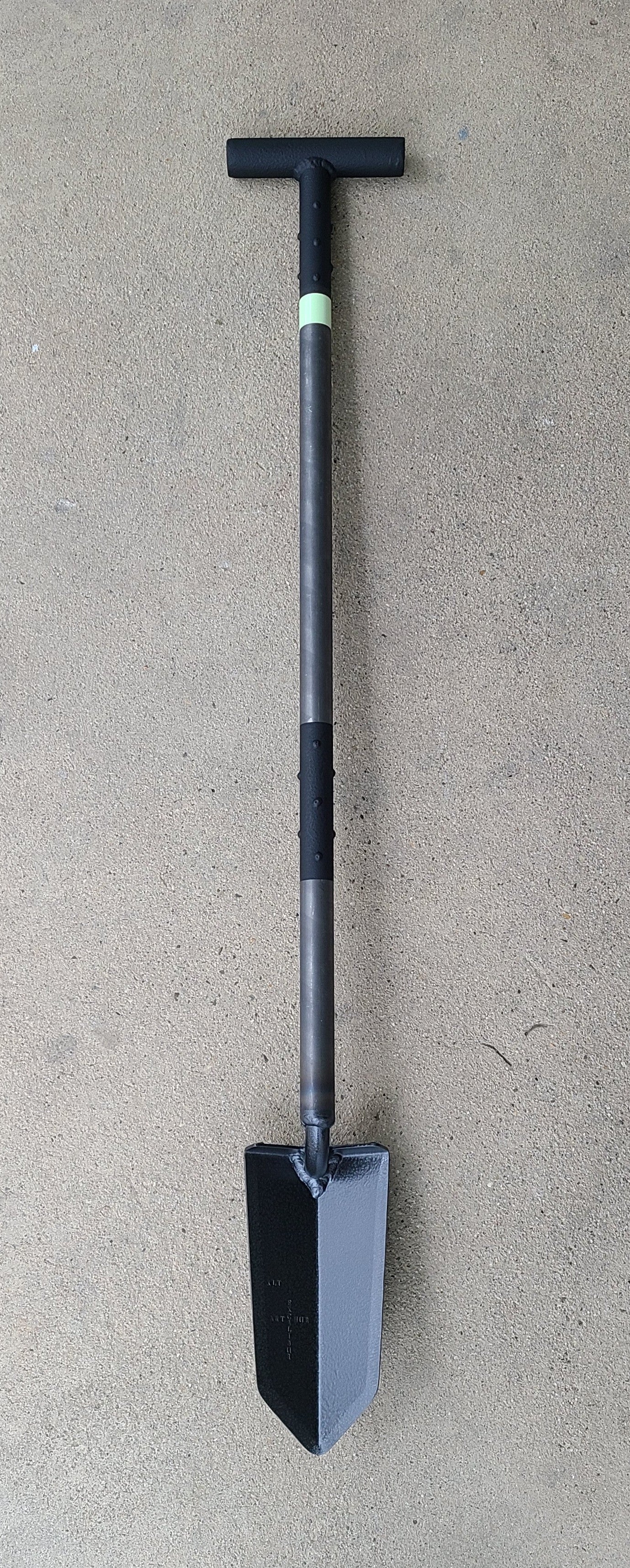 Excalibur Arthur T-Handle 40 in / 101.6 cm metal detecting shovel, smooth serration-free edges for clean turf plugs