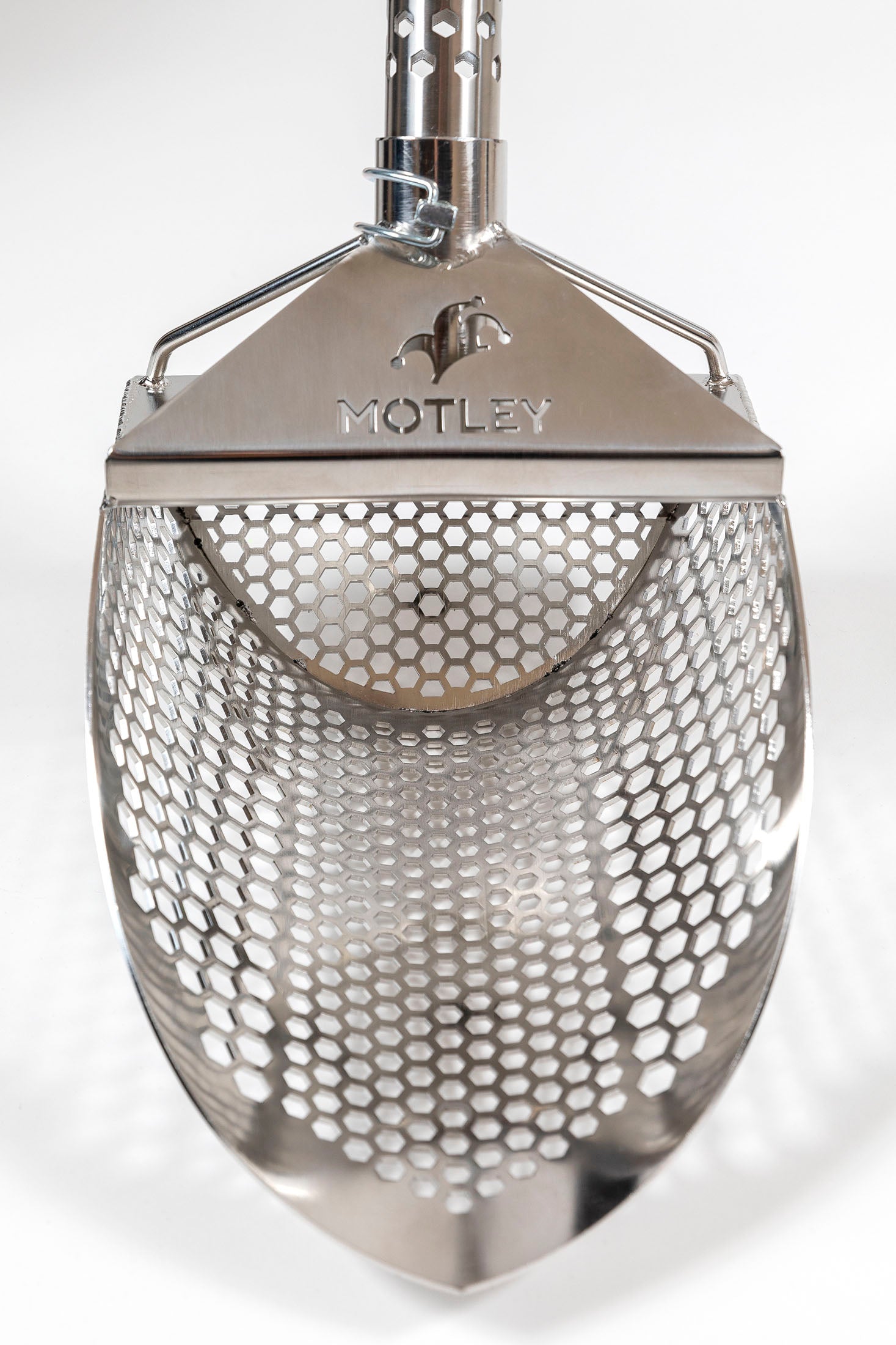 Motley Beach Scoop in silver stainless steel, hexagon drain holes and handle socket